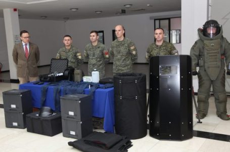 Gjermania i dhuron FSK-së uniforma për mbrojtje nga bombat