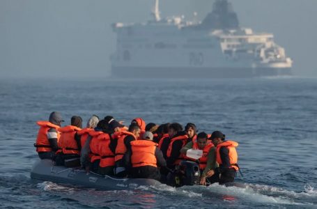 Autoritetet britanike shpëtojnë 80 emigrantë në Kanalin Anglez