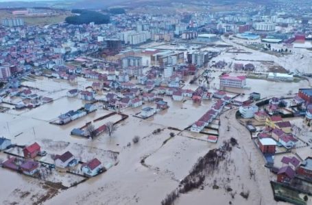 Skenderaj në ujë, vetura e shtëpi të vërshuara, lëvizje me gomone e evakuim edhe të kafshëve – AME publikon fotografi nga qytetet