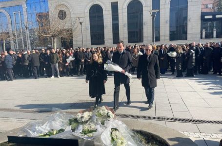 Kurti bëri homazhe te pllaka përkujtimore e Mon Balaj dhe Arben Xheladini: 233 plumba u shkrepën nga Policia e UNMIK-ut