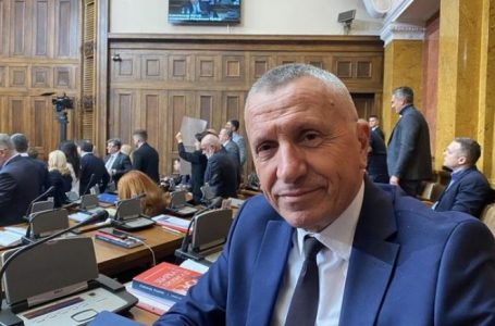 Deputeti Kamberi për seancën e Parlamentit të Serbisë: Rrëmujë dhe albanofobi
