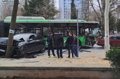 Autobusi përplas disa automjete në Tiranë, raportohet për tre të lënduar