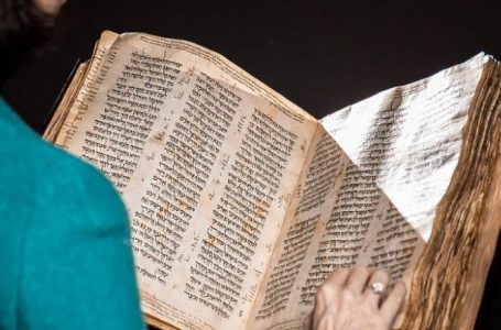 Bibla më shumë se 1000-vjeçare shitet për 50 milionë dollarë