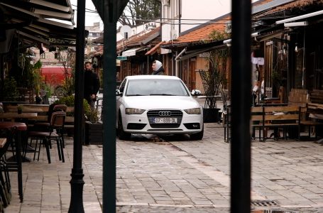Veturat e parkuara në Çarshinë e Vjetër shqetësim për qytetarët