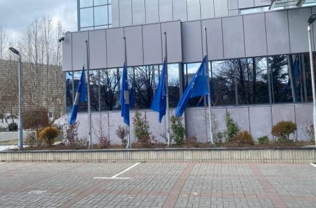 Flamuri i Kosovës ulet në gjysmë shtizë në nderim të viktimave të tërmetit në Turqi