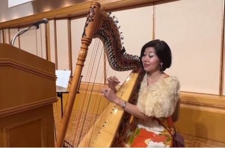 VIDEO/ Himni shqiptar siç nuk e keni dëgjuar kurrë, artistja japoneze e sjell mjeshtërisht me harpë