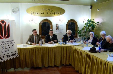 U mbajt tryezë më temën “Pavarësia e Kosovës, negociatat dhe asocacioni”
