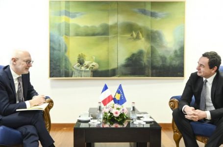 Kurti takohet me ambasadorin e Francës, diskutojnë për propozimin evropian