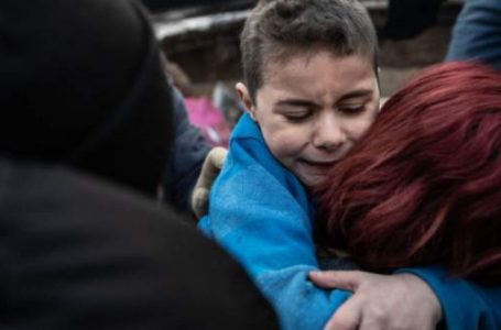 Lot gëzimi, 8-vjeçari bashkohet me nënën pas 52 orësh i bllokuar nën rrënoja