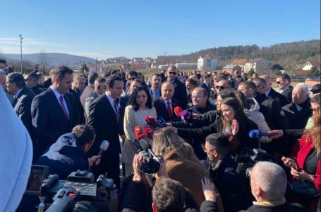 Osmani, Kurti e Konjufca bëjnë homazhe në Kompleksin Memorial në Prekaz