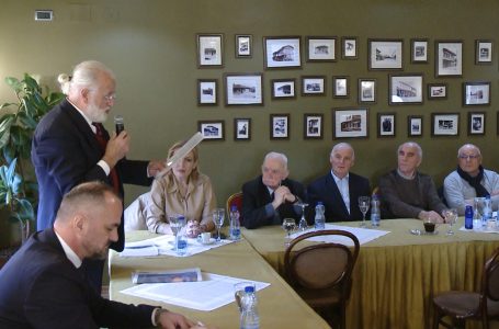 Shoqata e intelektualëve “Jakova” organizoj tryezë tematike me ligjerues Aranit Shehu