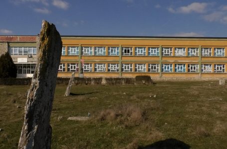 Shkolla në Rogovë e ndërtuar mbi varreza
