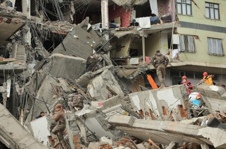 Shqiptari që i mbijetoi tërmetit në Turqi, tregon si zbriti nga kati i 12-të: Zoti e di si kam dalë