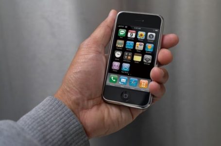 Telefoni i parë i iPhone nga gjenerata e parë shitet për 63 mijë dollarë