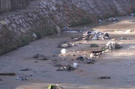 Ujërat e zeza derdhen në përroje dhe lumenj të Tetovës