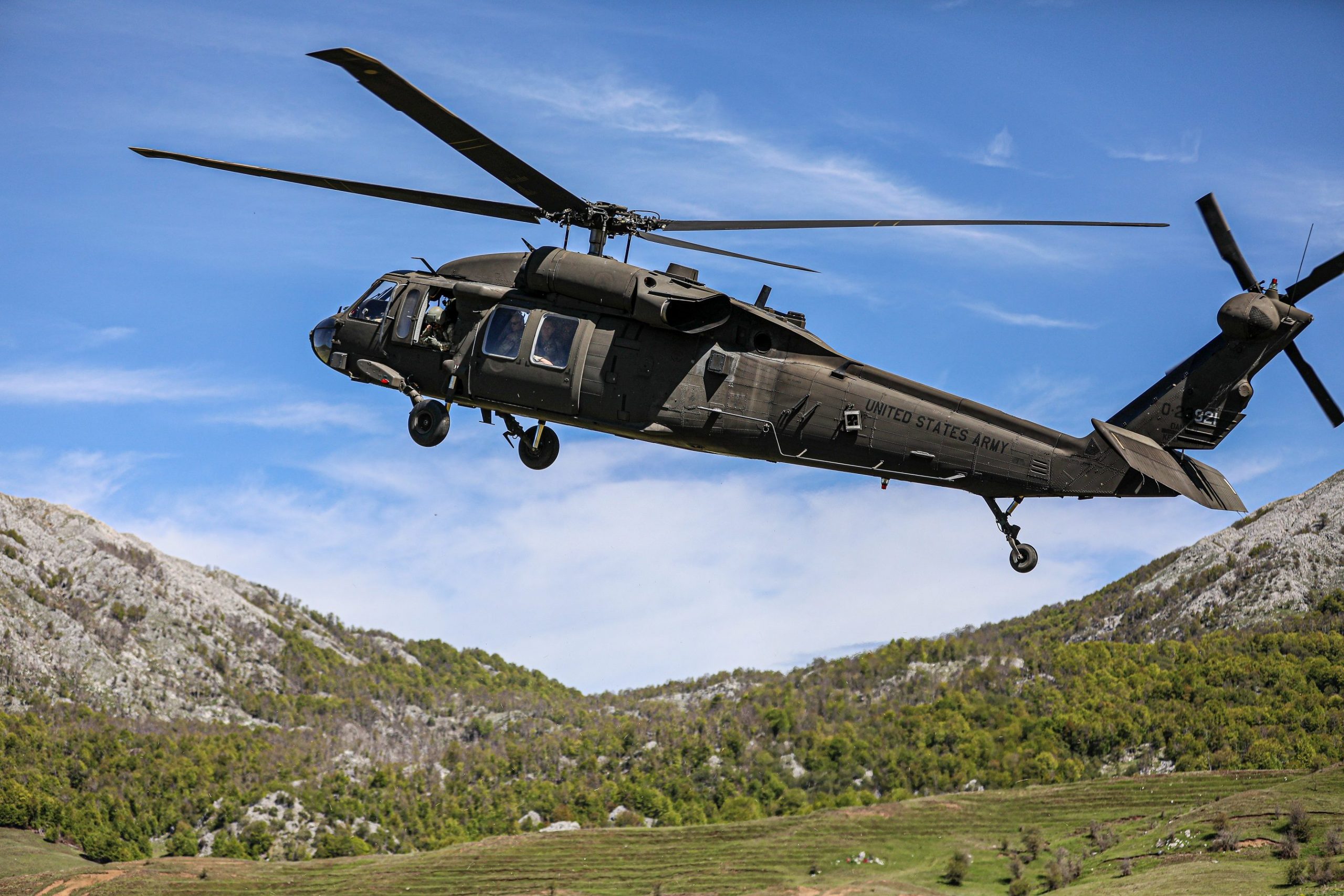 Skuadrilja e helikopterëve të marinës amerikane përfundon stërvitjen e rrallë në Shqipëri