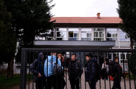Disa nga shkollat e Gjakovës nuk i’a kushtuan orën e parë mësimore Epopesë së UÇK-së