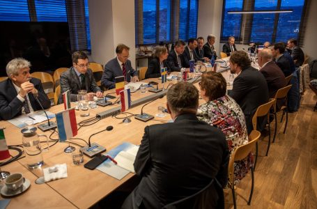 ​Lajçak mbyll vizitën me takimin me ambasadorët e akredituar në Kosovë