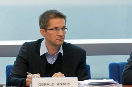​Knaus kërkon nga ministrat e jashtëm të caktojnë seancë të jashtëzakonshme për Kosovën
