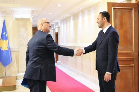 Konjufca takohet me kryeshefin Ekzekutiv të American Councils