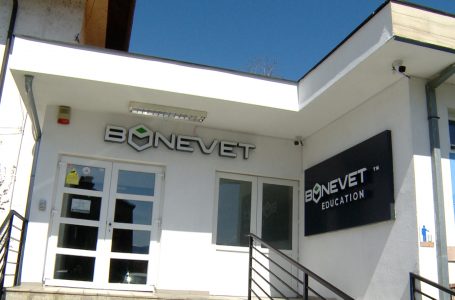Në Bonevet Gjakova është përmbyllur programi për fuqizimin e vajzave
