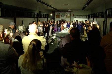 Në teatrin “Hadi Shehu” u shfaq premiera e dramës “Antigonat”