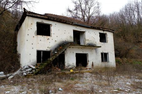 Dy objektet e braktisura në magjistralen Gjakovë-Klinë me gjurmë nga lufta e fundit në Kosovë