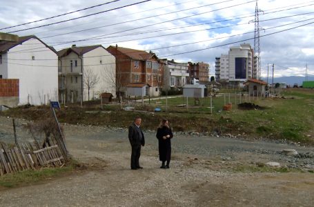 Rrugët tek “Pika e Zezë” ende të pa asfaltuara