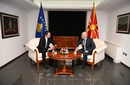 Para takimit me Vuçiqin, Kurti takon edhe kryeministrin e Maqedonisë së Veriut, Kovaçevskin