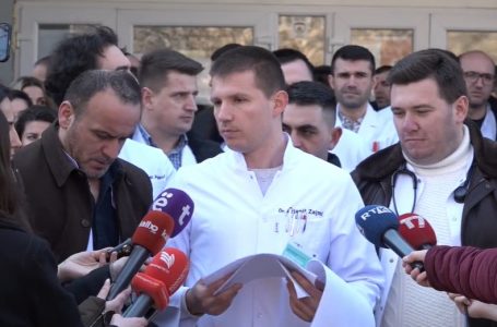 ​Protestojnë specializantët e QKUK-së, thonë se ShSKUK-ja po vepron kundër vendimit të Qeverisë