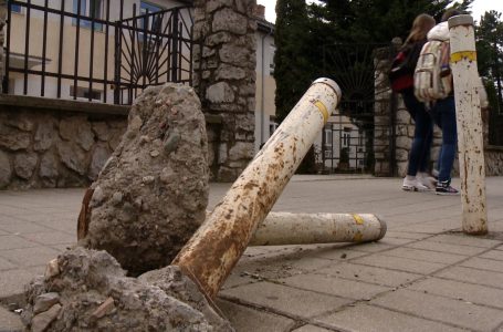 Shtyllat e parkingut në disa vende në qytetin e Gjakovës janë hequr