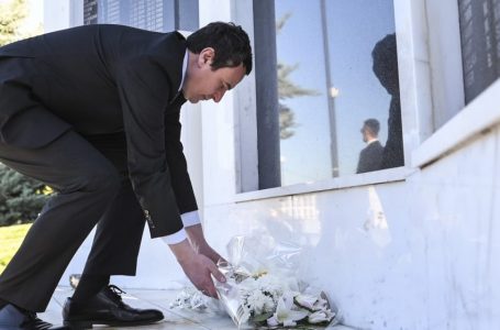 Kryeministri Kurti bëri homazhe në Krushë të Madhe dhe në Krushë të Vogël