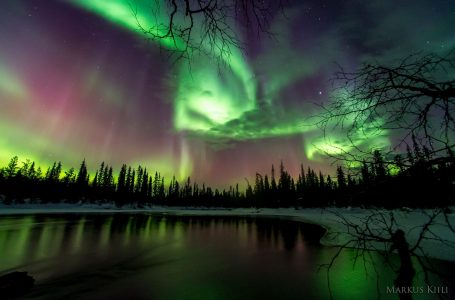 Pamje spektakolare, qielli i Finlandës mbulohet nga aurorat shumëngjyrëshe