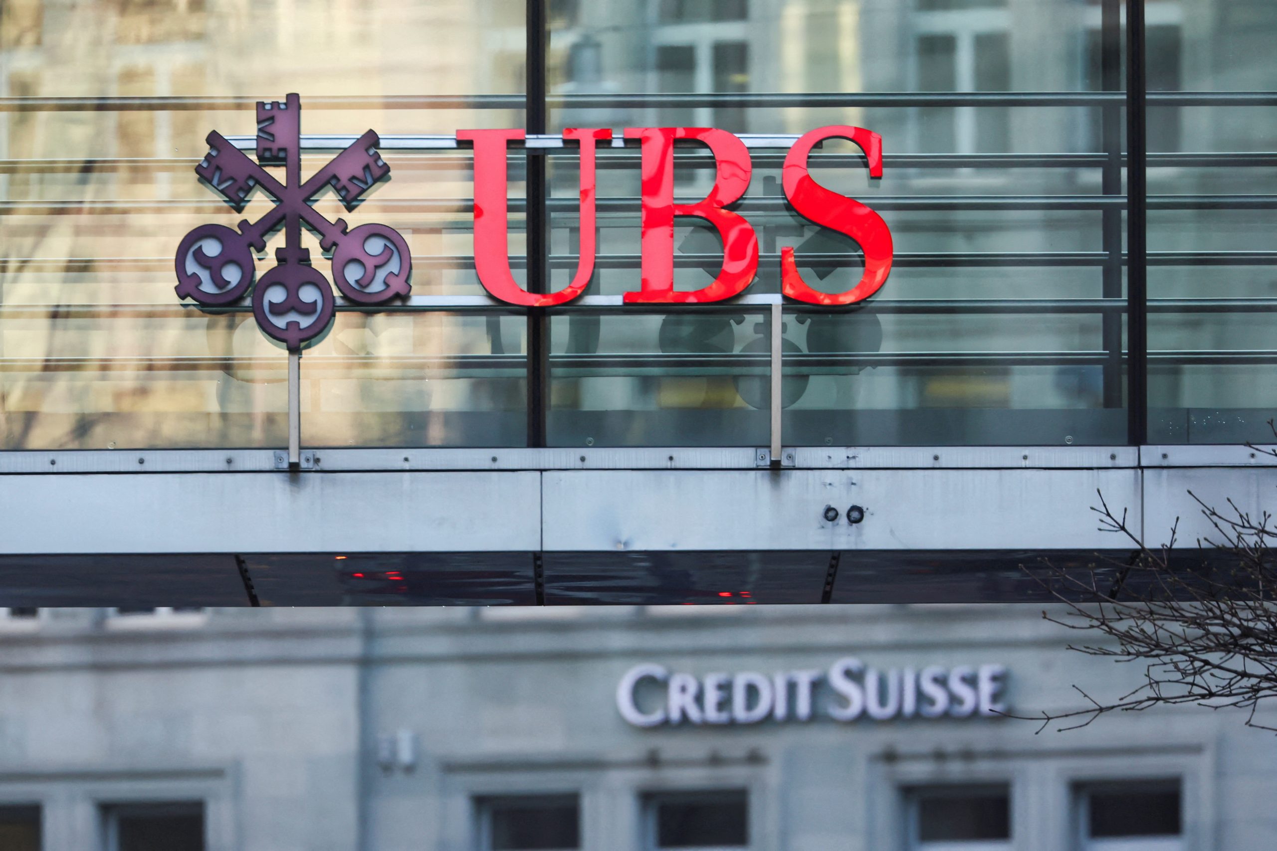 Nisin hetimet për mënyrën e blerjes së bankës Credit Suisse nga rivali i saj UBS