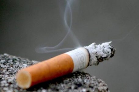Nga sot, zero tolerancë ndaj pirjes së duhanit në ambiente të mbyllura dhe hapësira publike