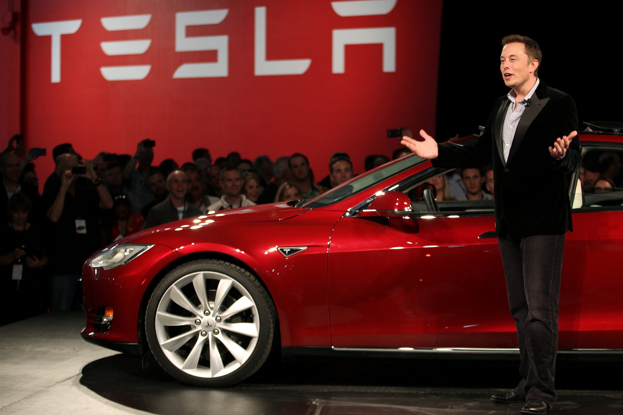 Elon Musk planifikon të përgjysmojë çmimet e makinave Tesla