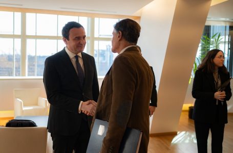 Kurti takohet me eurodeputetin spanjoll, e falënderon për mbështetjen që i dha Kosovës për anëtarësim në KiE