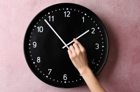 Sonte akrepat e orës lëvizin nga 02:00 në 03:00