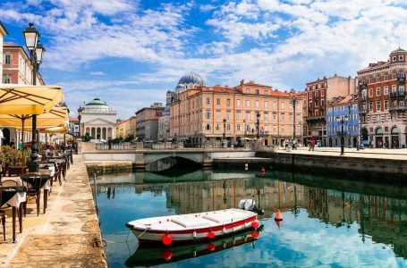 Qyteti i vendosur midis detit dhe maleve në Itali