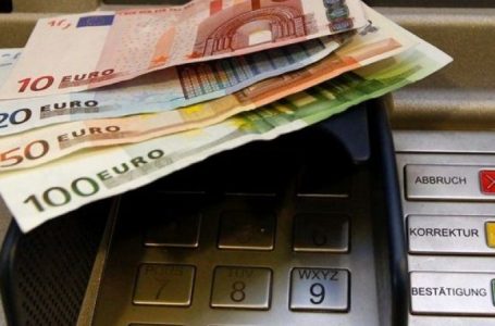 Rritet mbitërheqja e parave nga bankat, në vitin 2022 qytetarët me 415 milionë euro ‘overdraft’