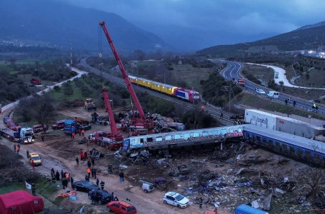 Përplasja e trenave në Greqi që la 57 të vdekur ishte ‘kryesisht për shkak të gabimit tragjik njerëzor’, thotë kryeministri grek