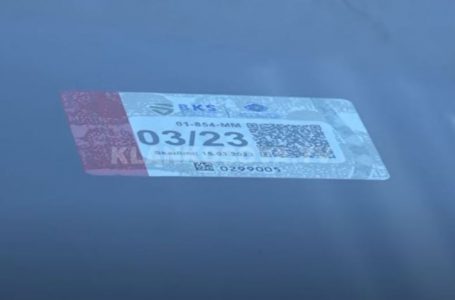 Nga sot çdo veturë duhet të ketë stikers, i cili dëshmon se automjeti e ka të kryer procesin e regjistrimit