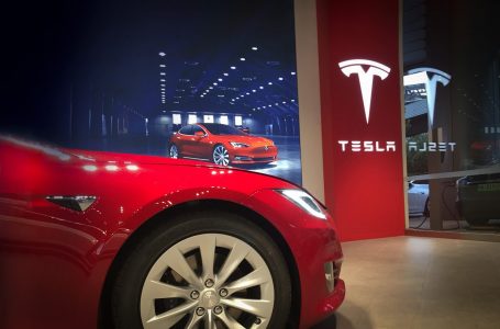 Tesla nën hetime për nivelin e sigurisë së makinave