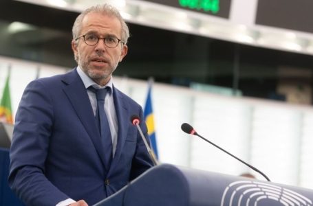 Eurodeputeti holandez: E turpshme që Vuçiq nuk e nënshkroi planin evropian