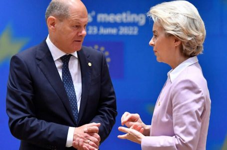 Von der Leyen takim me dyer të mbyllura me Scholz në Gjermani