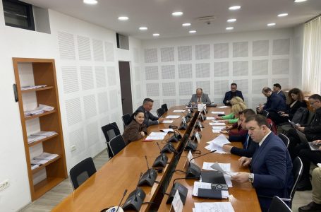 Blerja e pijeve energjike për të mitur nën 18 vjeç të ndalohet me ligj – pozitë e opozitë s’pajtohen
