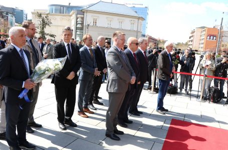 Abbott i shqetësuar që për shumë familje pak ka ndryshuar në çështjen e të pagjeturve