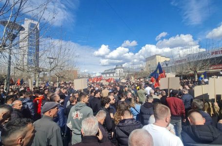 Nis marshi në mbështetje të luftës së UÇK-së, mijëra qytetarë po marrin pjesë