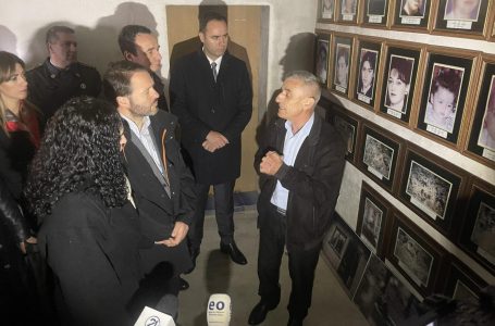 Osmani, Kurti e Konjufca vizitojnë shtëpinë në Poklek ku u dogjën 53 civilë nga forcat serbe
