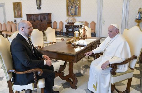 Ukraina fton Papën për vizitë, i kërkon ndihmë për fëmijët e dëbuar në Rusi